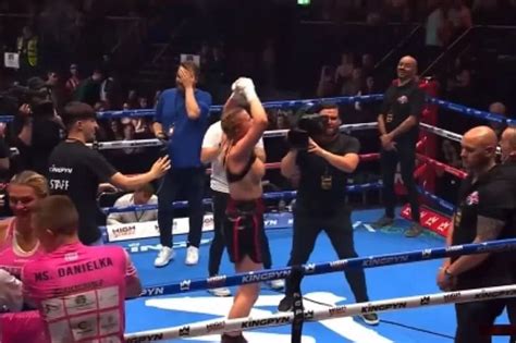 boxer that flashed|OnlyFans boxer Daniella Hemsley is barred from competing after。